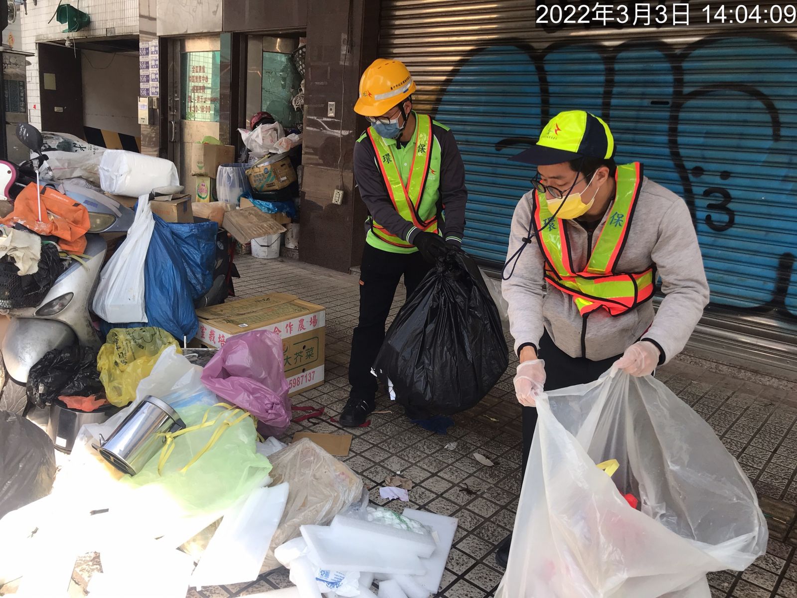 黃金店面騎樓雜物囤積 中市環保局開罰並加強清除 - https://www.watchmedia01.com