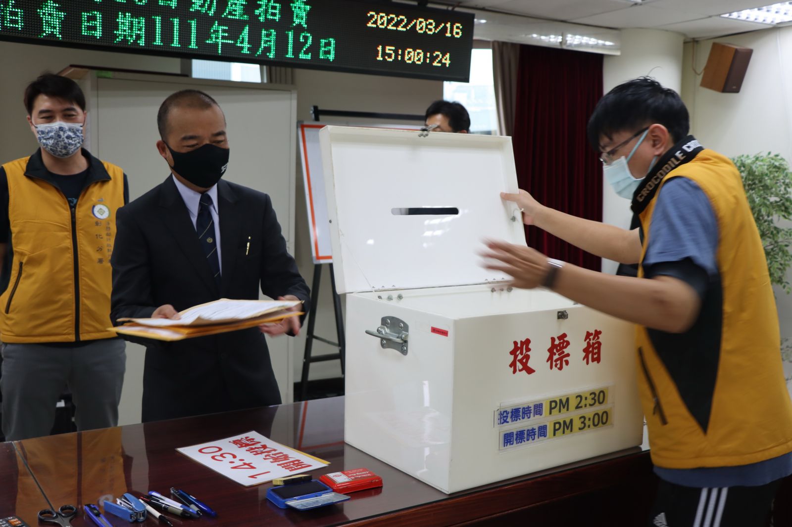 影／史上最大批551萬片口罩拍出了！製造商80萬買回捐公益 - https://www.watchmedia01.com