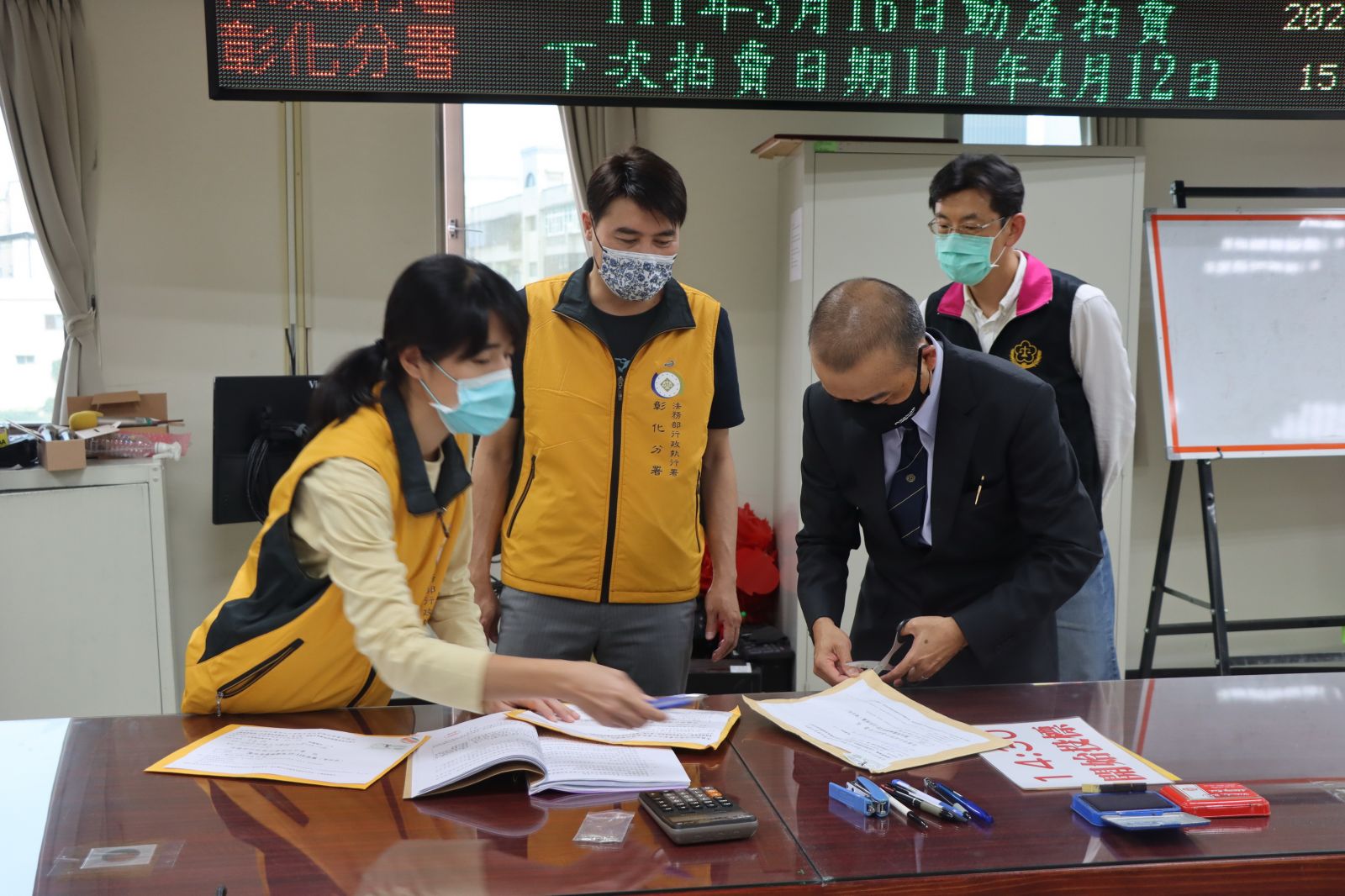 影／史上最大批551萬片口罩拍出了！製造商80萬買回捐公益 - https://www.watchmedia01.com
