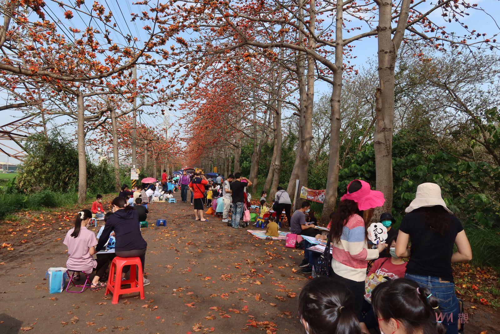 影／埤頭鄉木棉花道親子寫生　畫筆下記錄火紅木棉花「嬌」點 - https://www.watchmedia01.com