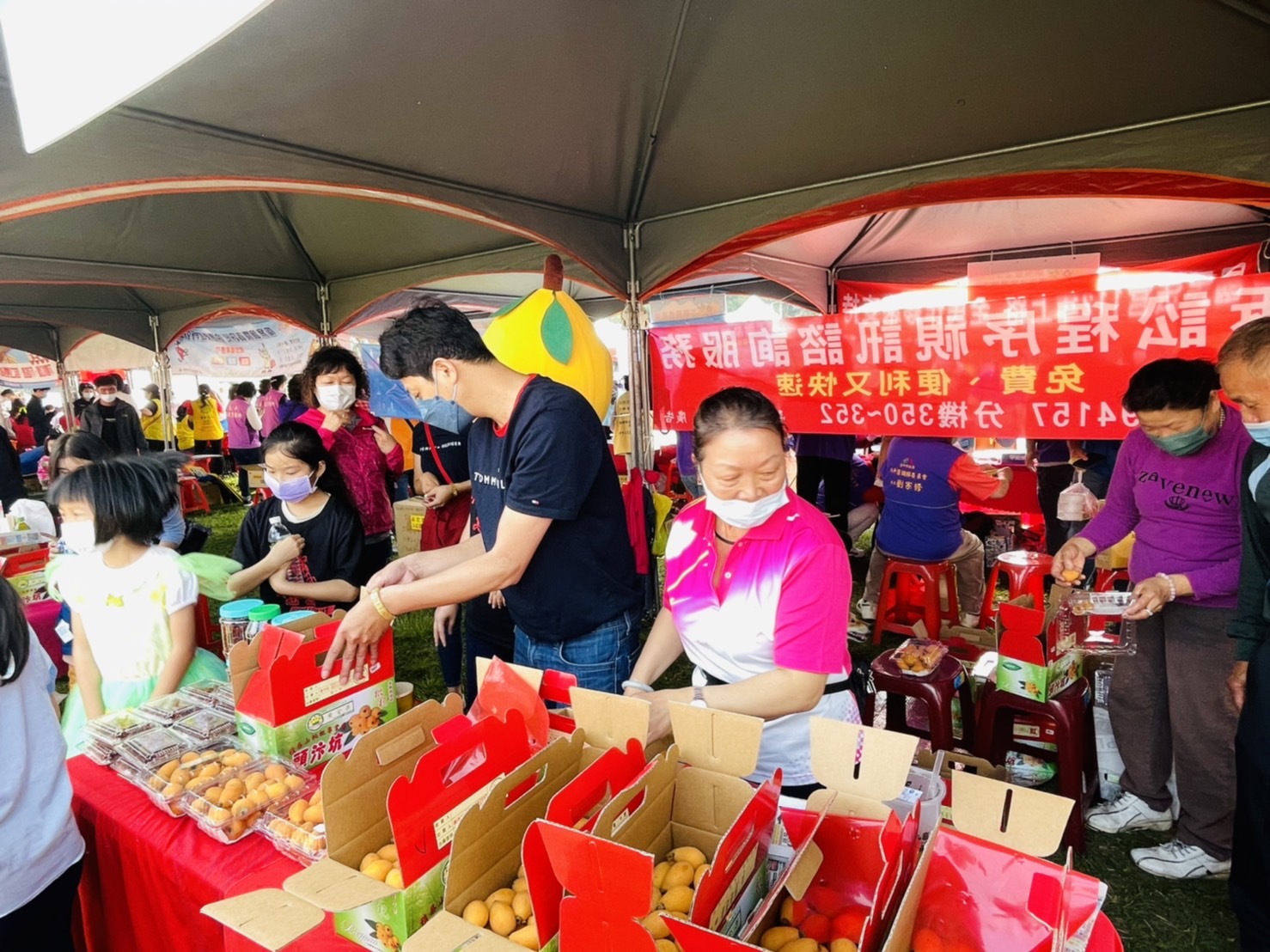 台中太平枇杷嘉年華熱鬧登場 民眾踴躍選購 - https://www.watchmedia01.com
