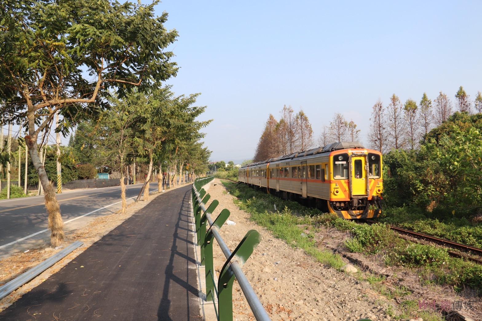影／二水鐵道櫻花音樂季開鑼！騎自行車賞花追火車 - https://www.watchmedia01.com