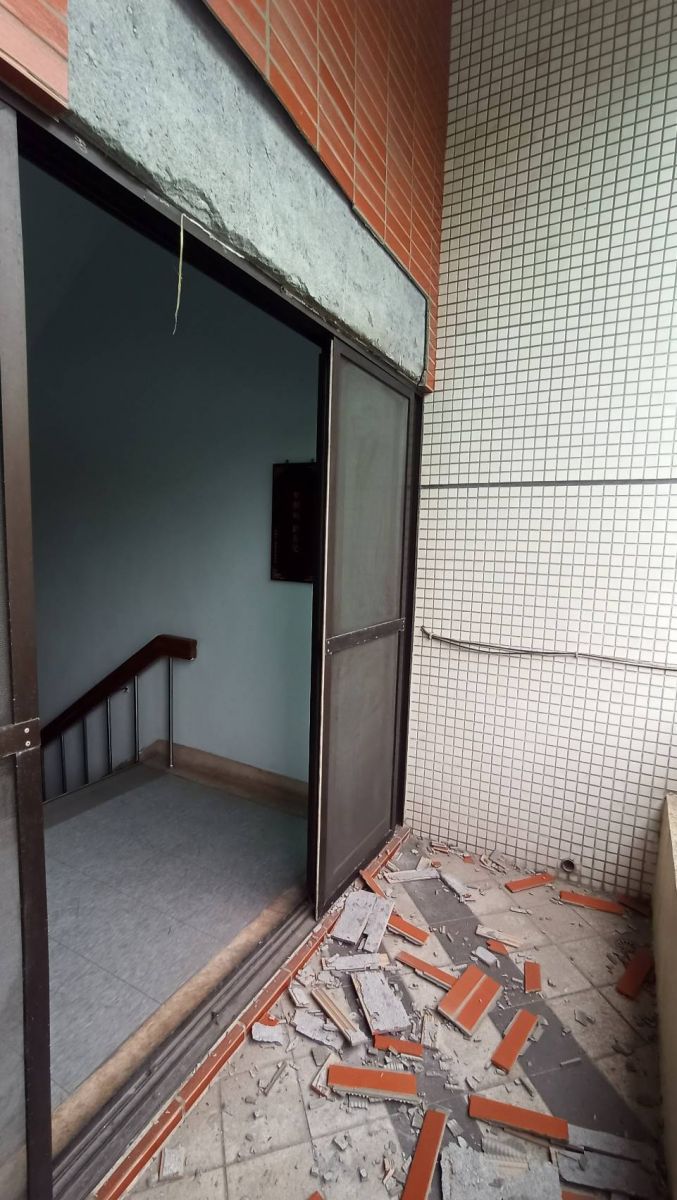 影／地牛凌晨大翻身！員林消防隊大樓梯間陽台壁磚掉落 - https://www.watchmedia01.com