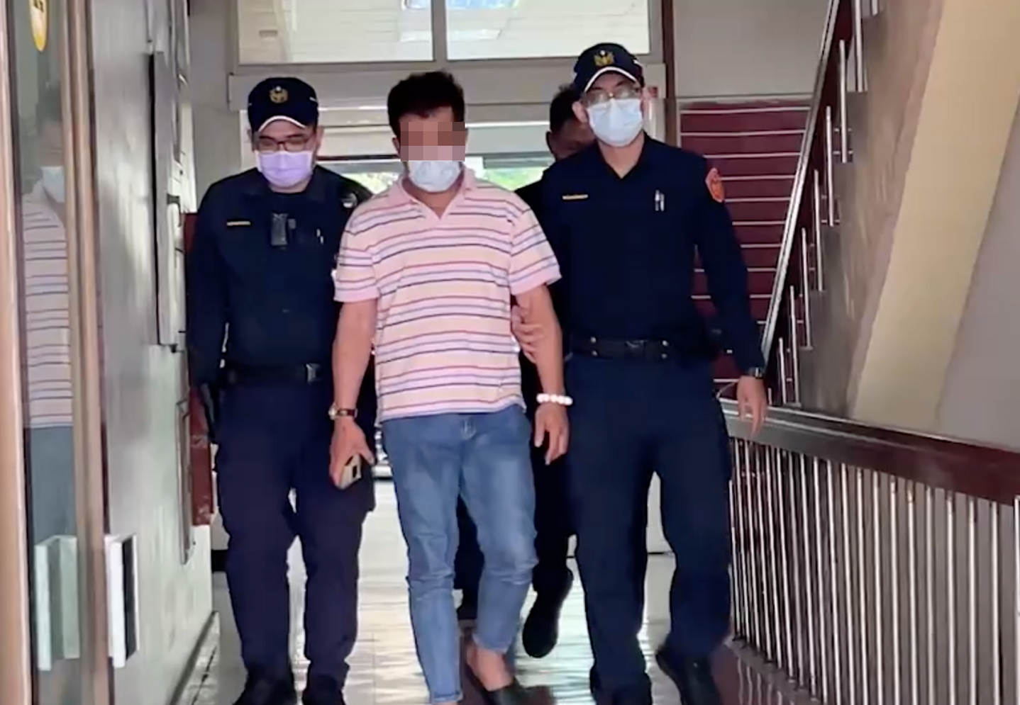 影／好心打閃燈提醒關遠燈　駕駛遭3煞棍棒砸車 - https://www.watchmedia01.com