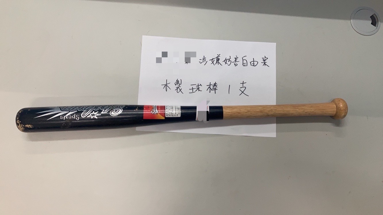 影／好心打閃燈提醒關遠燈　駕駛遭3煞棍棒砸車 - https://www.watchmedia01.com
