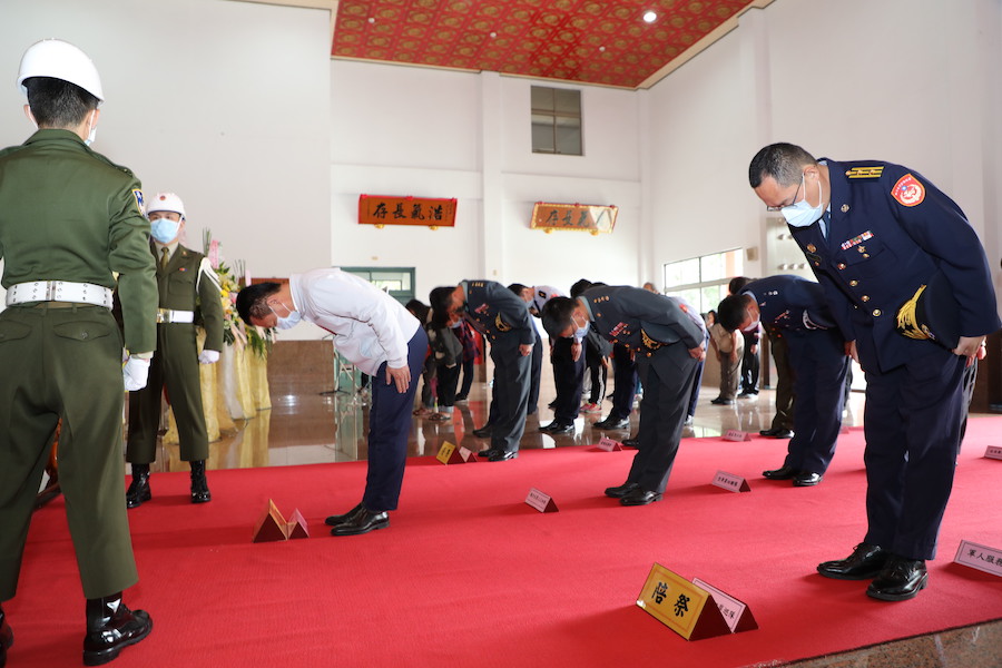 嘉縣國軍春祭國殤　翁章梁逐一向遺族鞠躬致意 - https://www.watchmedia01.com