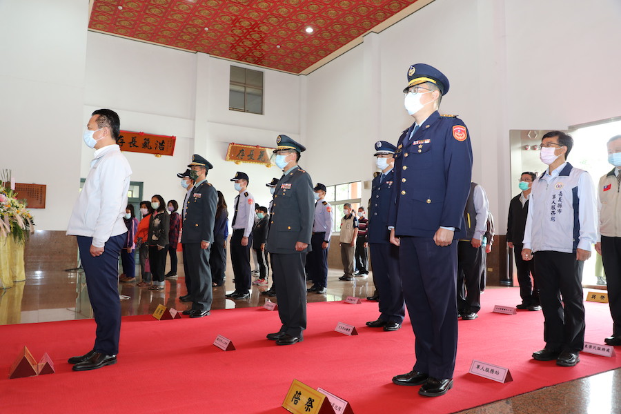 嘉縣國軍春祭國殤　翁章梁逐一向遺族鞠躬致意 - https://www.watchmedia01.com