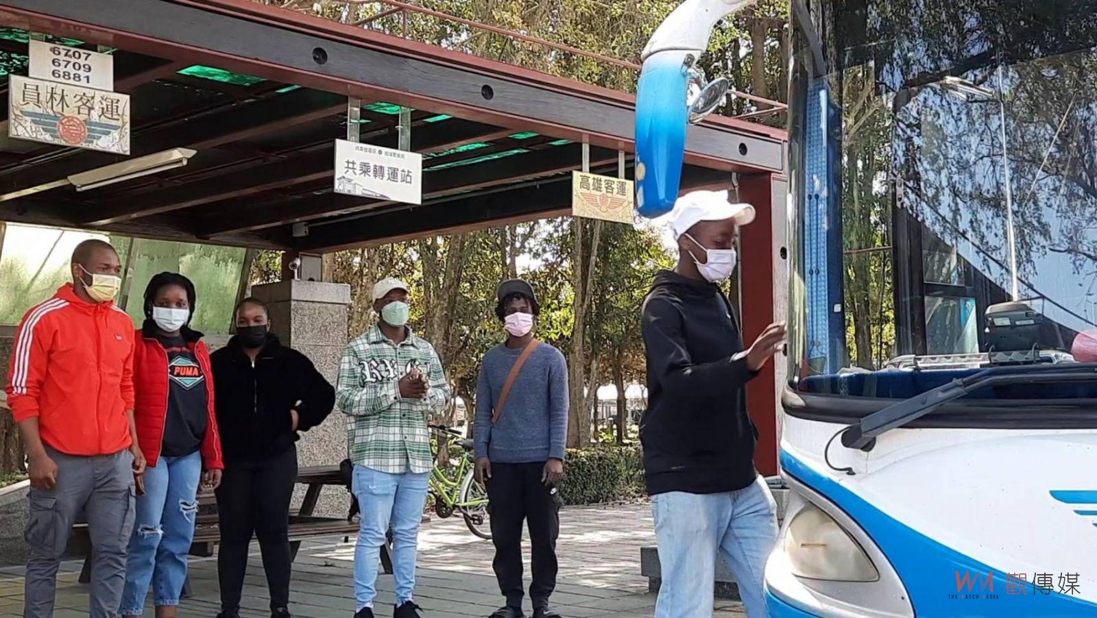 影／大學外籍生當演員 助彰化監理站拍宣傳片推廣搭乘公車 - https://www.watchmedia01.com
