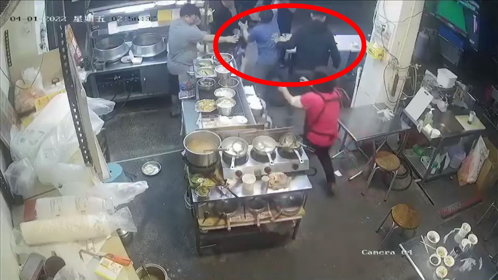 影/怒甩巴掌歪風竟也吹到淳樸溪湖鎮 賞巴男反遭對方圍毆打趴 - https://www.watchmedia01.com