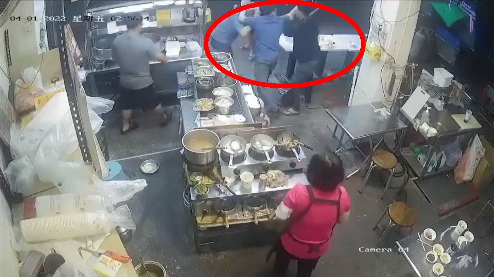 影/怒甩巴掌歪風竟也吹到淳樸溪湖鎮 賞巴男反遭對方圍毆打趴 - https://www.watchmedia01.com