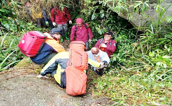 老翁南投鳳凰山走失受傷　警消成功救援 - https://www.watchmedia01.com