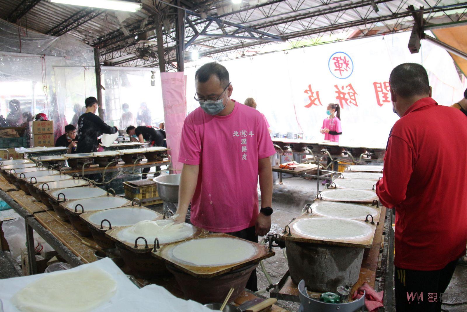 影／趕製潤餅皮　北斗大菜市「潤餅輝」46爐火力全開 - https://www.watchmedia01.com