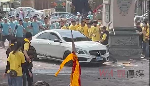 影／北港武德宮進香團械鬥　白賓士遭砸棍棒滿天飛 - https://www.watchmedia01.com