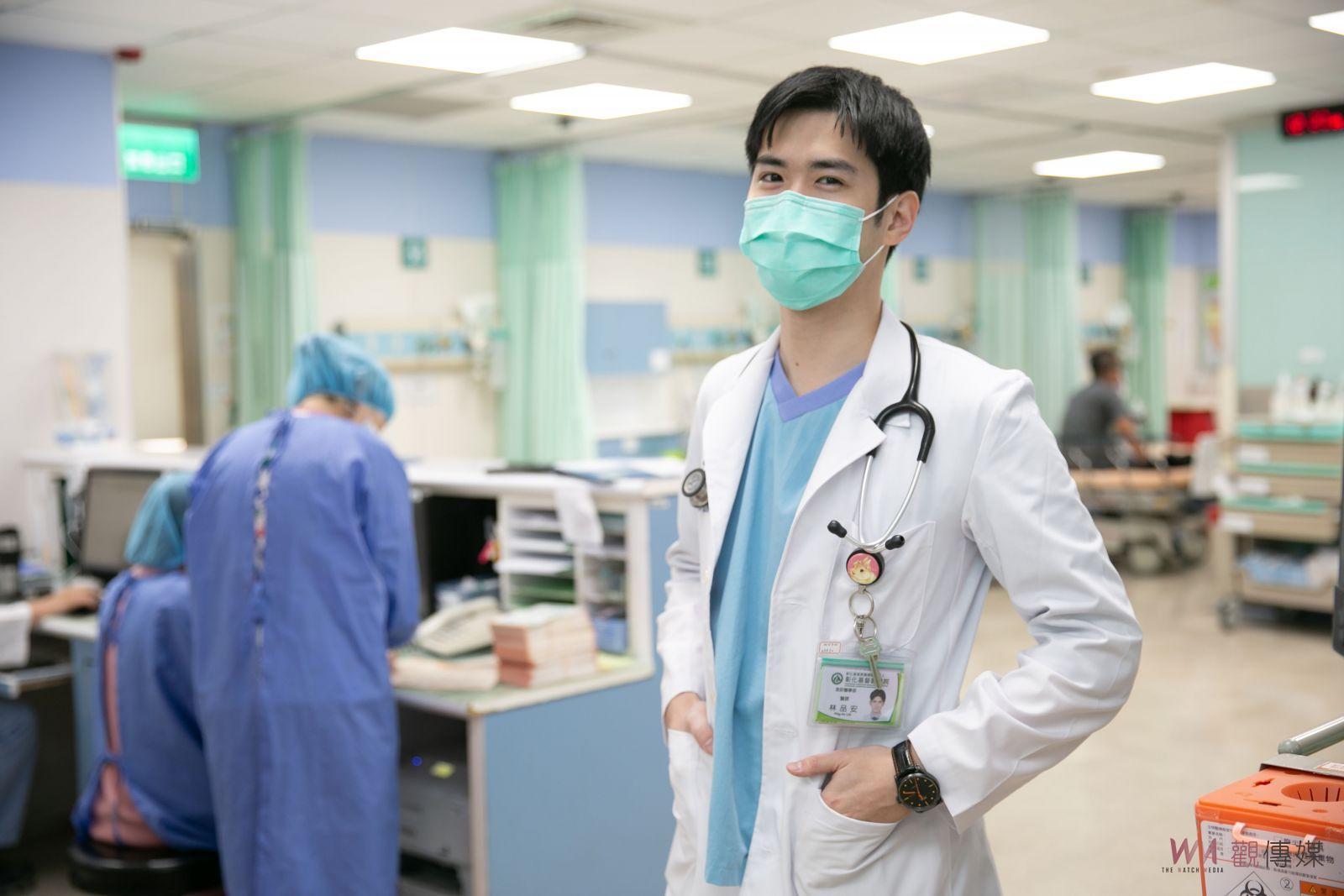 影／冰冷醫療環境充滿人情味　白袍醫師林品安長太帥看一眼病就好了 - https://www.watchmedia01.com