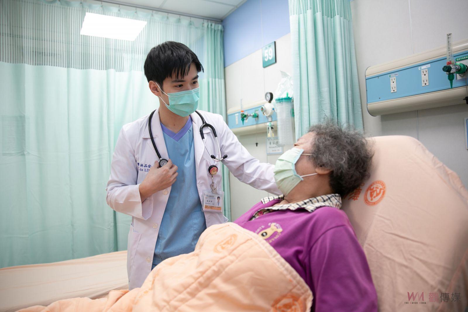 影／冰冷醫療環境充滿人情味　白袍醫師林品安長太帥看一眼病就好了 - https://www.watchmedia01.com