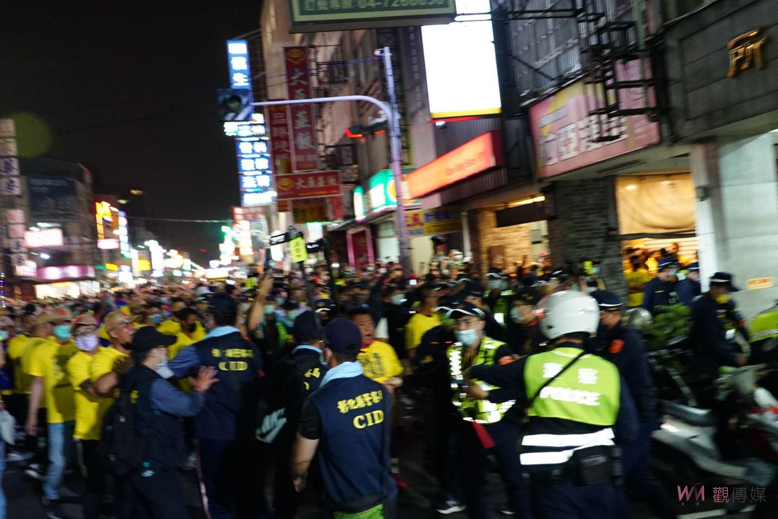 影／大甲媽遶境搶轎爆衝突　憂紅色勢力擾亂治安　彰縣議會民進黨團聲援警察 - https://www.watchmedia01.com