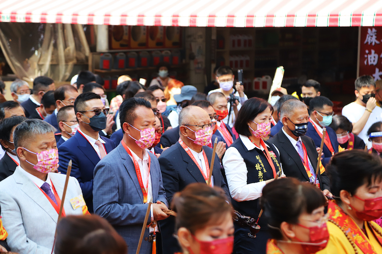 大甲媽來新港祝壽　信眾三跪九叩場面隆重 - https://www.watchmedia01.com