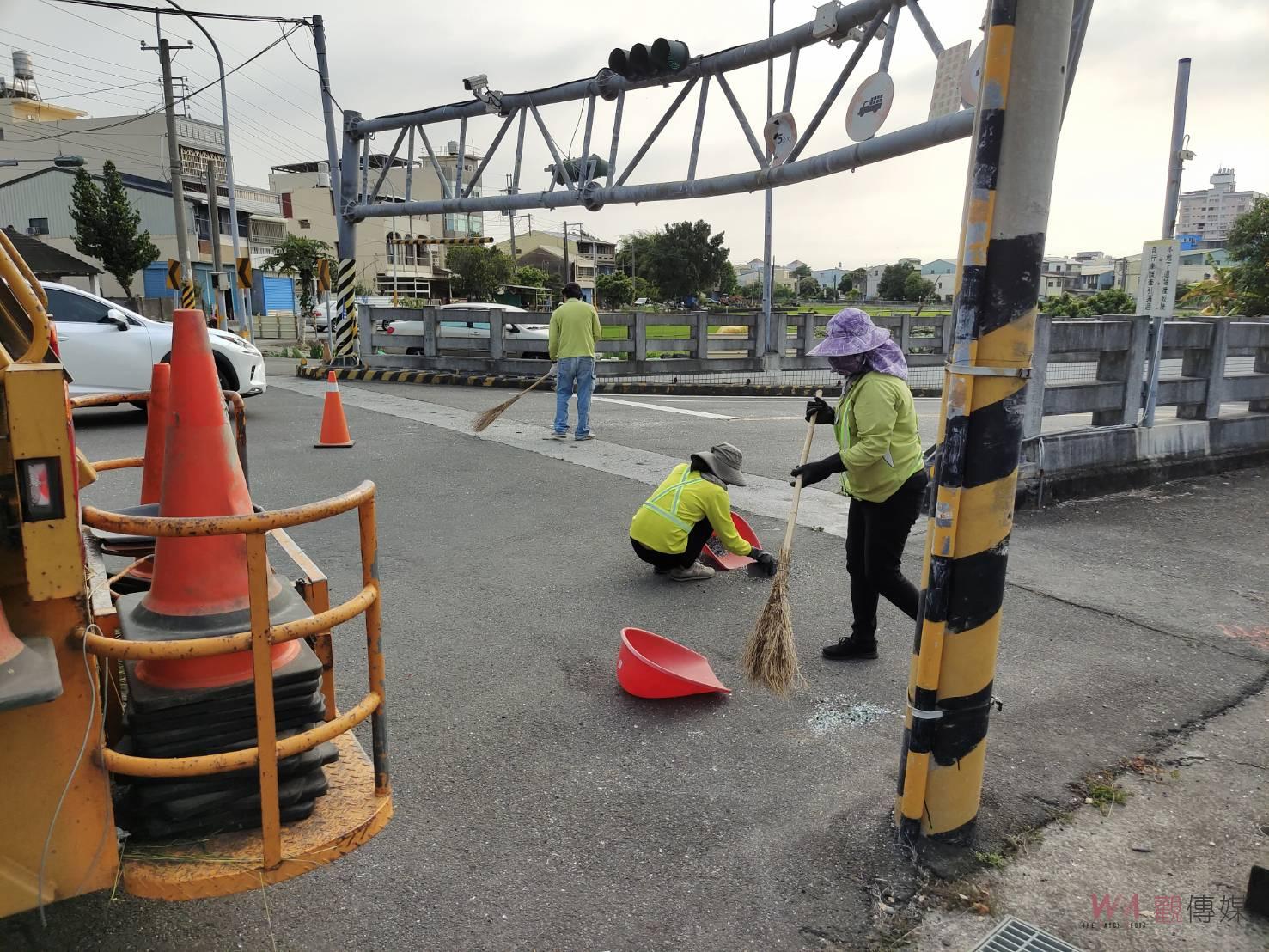 大型巴士迷糊司機誤闖地下道 撞毀鋼材門架將大失血賠償 - https://www.watchmedia01.com