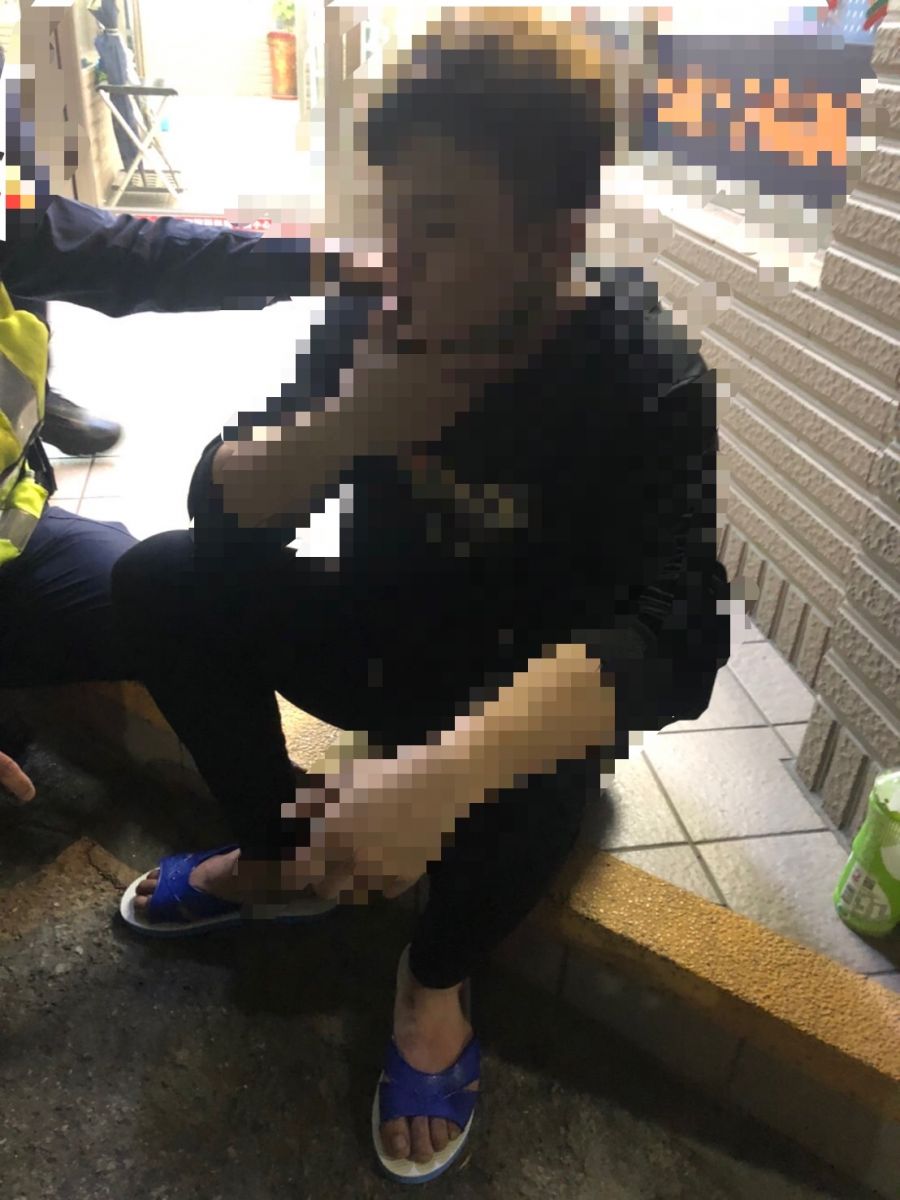影／想不留足跡！土地公看的一清二楚！赤腳竊賊偷伸港福德宮香油錢 - https://www.watchmedia01.com
