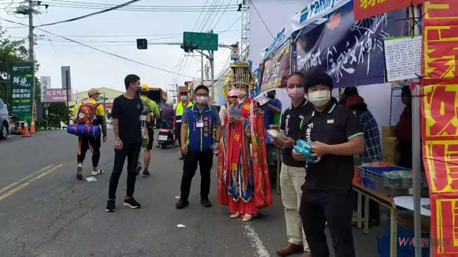 影／跟得上時代潮流　大甲媽回鑾真人扮媽祖發送保養品 - https://www.watchmedia01.com
