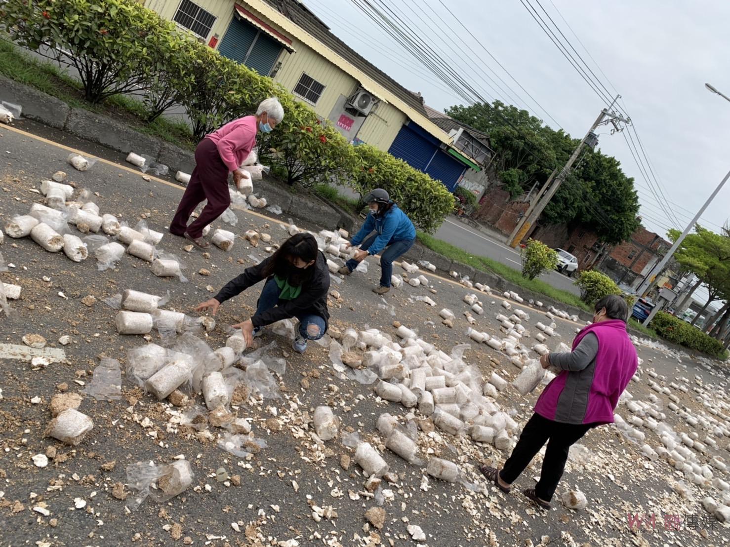 影／廢棄香菇太空包灑落彰水路　居民大動員協助清理道路 - https://www.watchmedia01.com
