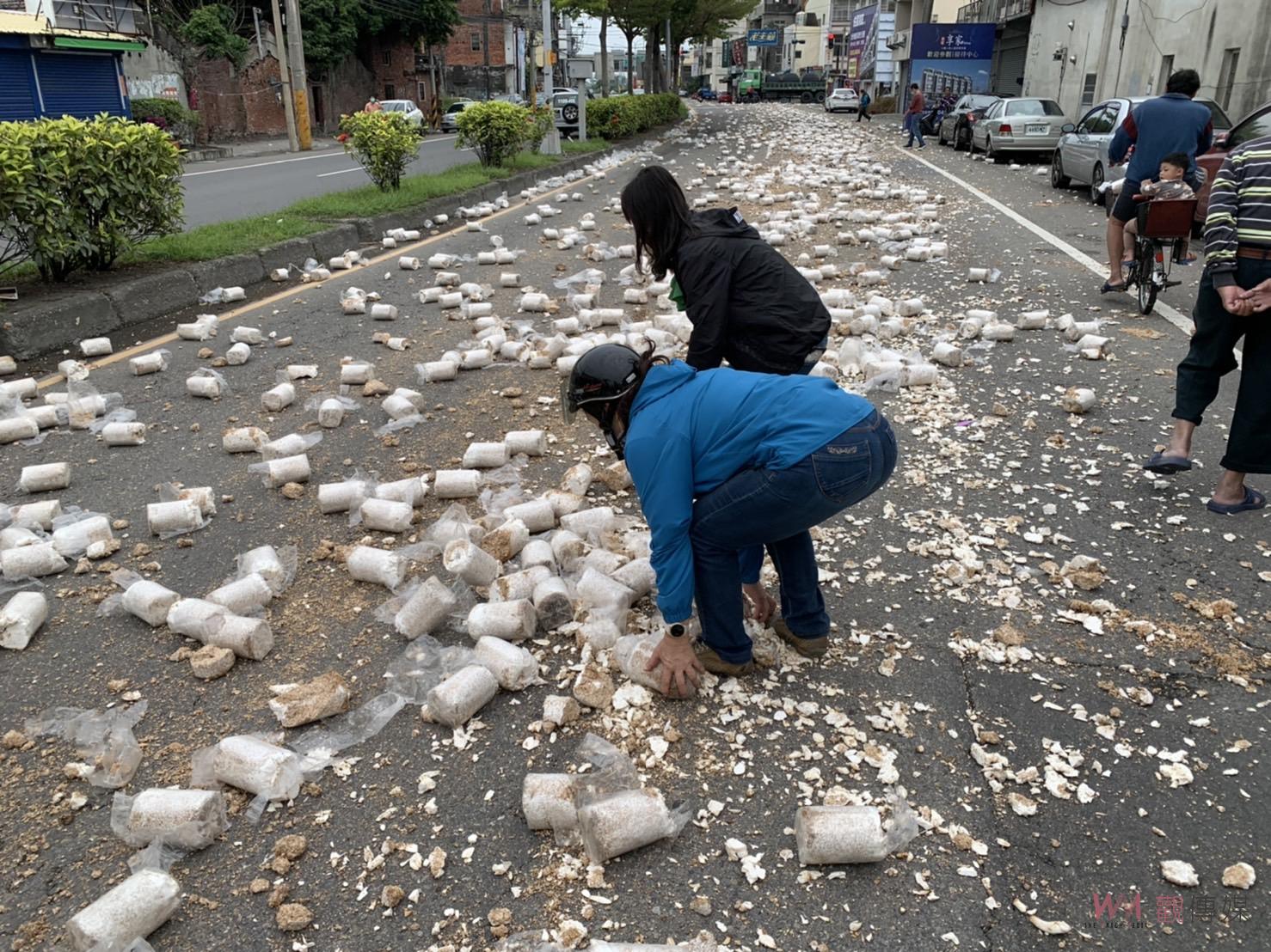 影／廢棄香菇太空包灑落彰水路　居民大動員協助清理道路 - https://www.watchmedia01.com