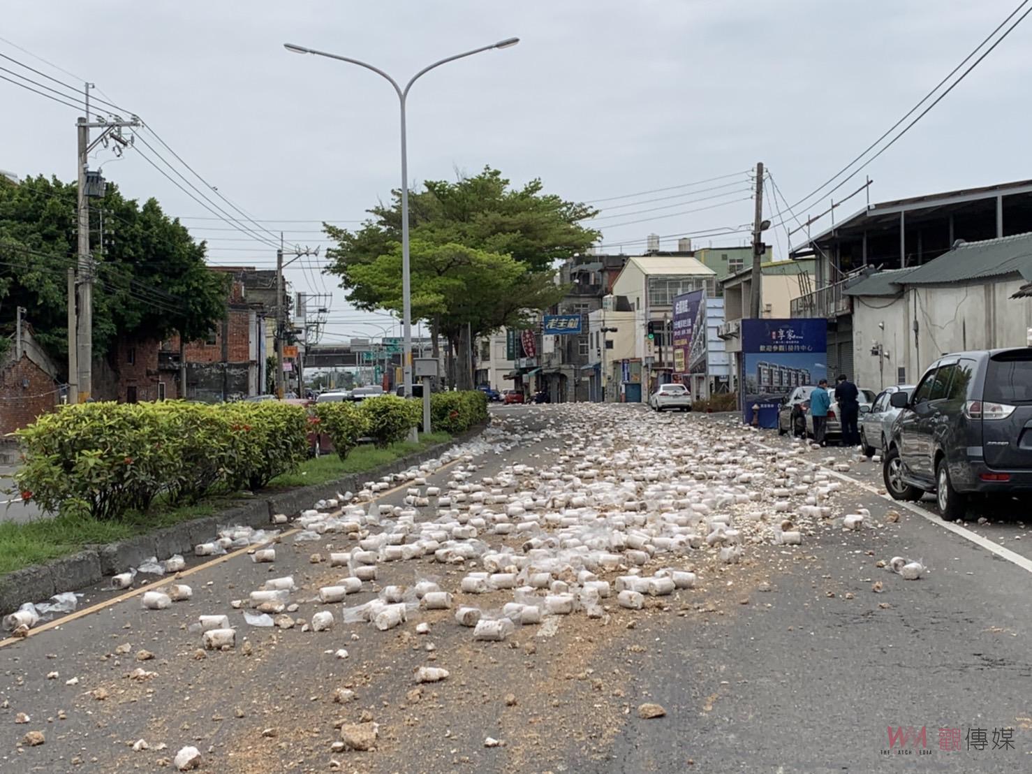 影／廢棄香菇太空包灑落彰水路　居民大動員協助清理道路 - https://www.watchmedia01.com