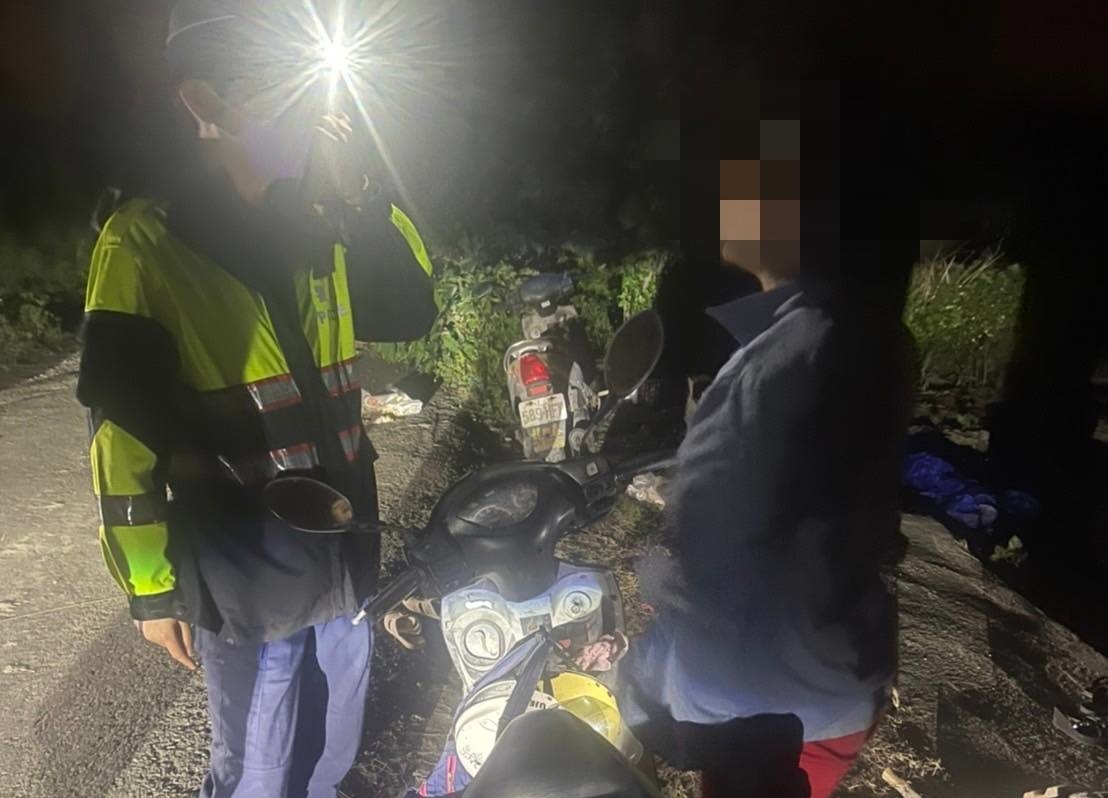 忙採蒜頭包包放機車鑰匙未拔　台西警巡邏發現及時宣導防竊 - https://www.watchmedia01.com