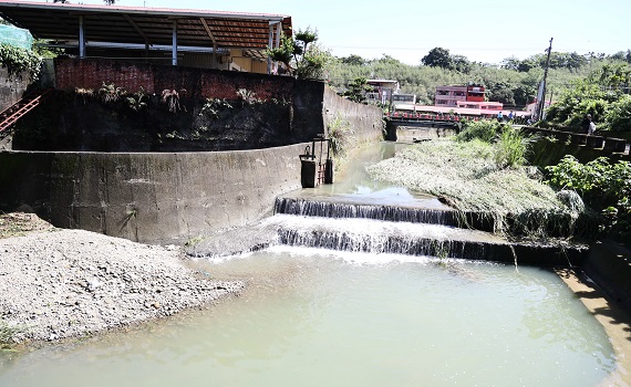 南投縣竹山鎮護岸農路基礎淘空 林縣長會勘同意優先改善 - https://www.watchmedia01.com