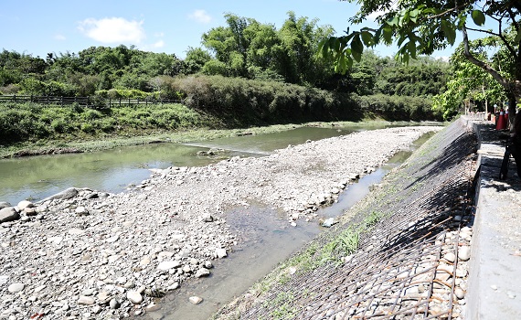南投縣竹山鎮護岸農路基礎淘空 林縣長會勘同意優先改善 - https://www.watchmedia01.com