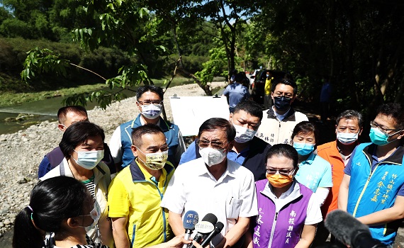 南投縣竹山鎮護岸農路基礎淘空 林縣長會勘同意優先改善 - https://www.watchmedia01.com