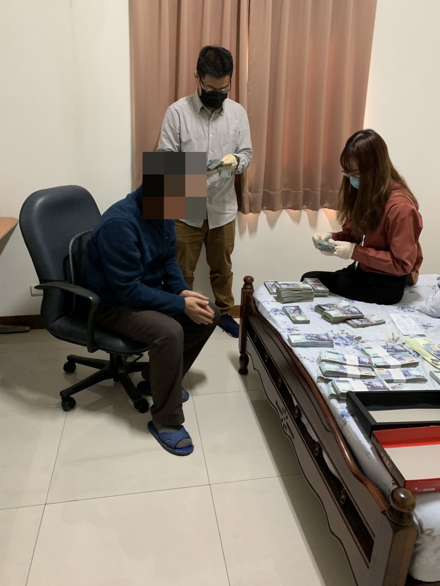影／成捆茶葉禮盒？高公局賴榮俊收賄宿舍搜出300萬元贓款 - https://www.watchmedia01.com