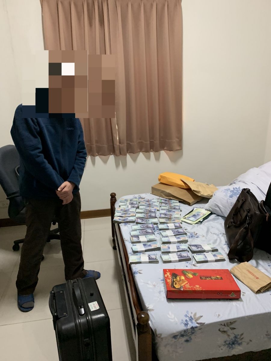 影／成捆茶葉禮盒？高公局賴榮俊收賄宿舍搜出300萬元贓款 - https://www.watchmedia01.com