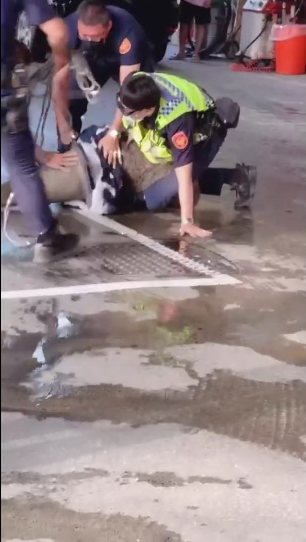 影／天篷元帥闖入加油站　員警飛撲、擒抱、跨坐勒頸奮戰 - https://www.watchmedia01.com