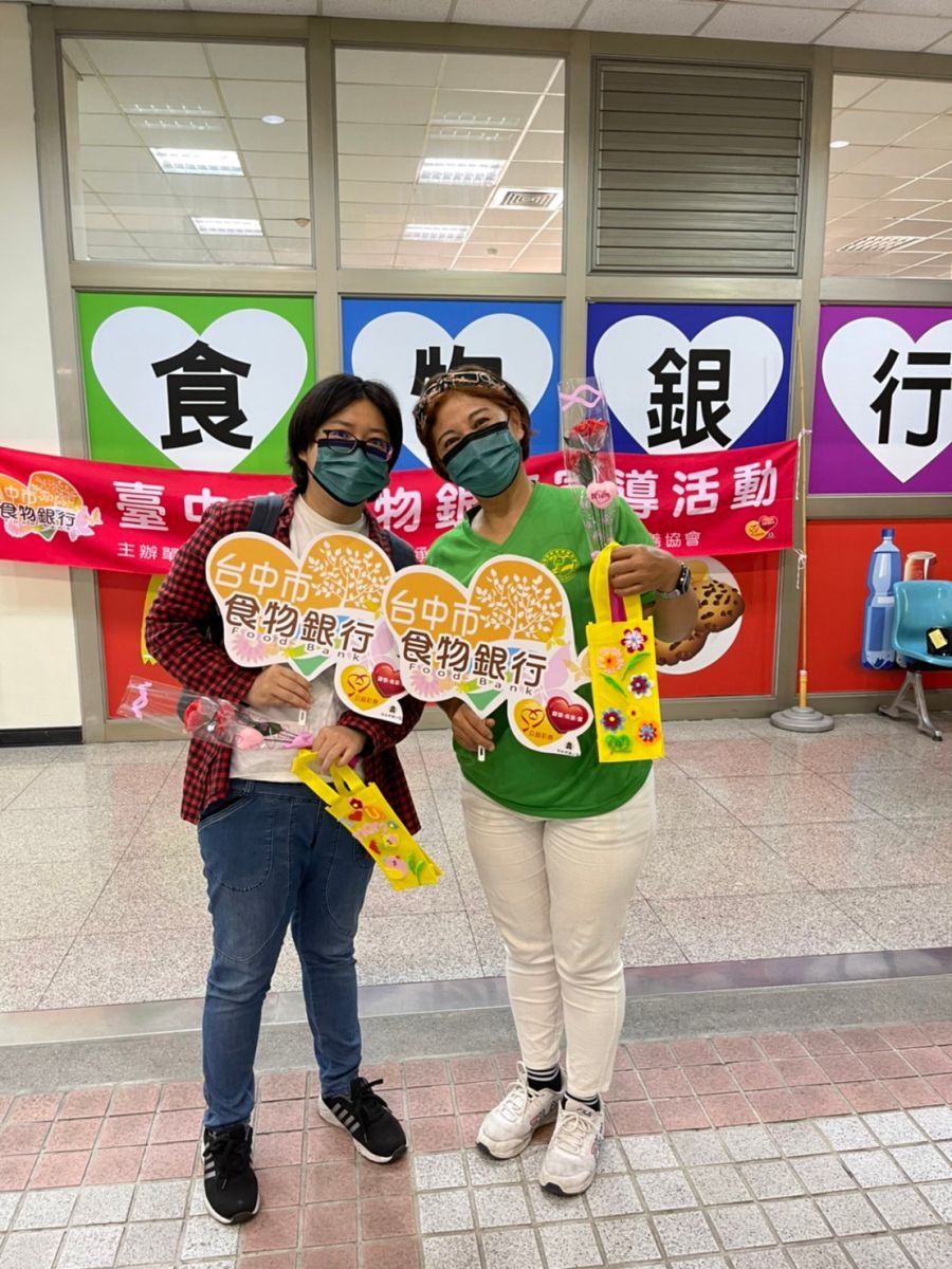 手作康乃馨　中市食物銀行發放日溫馨傳情 - https://www.watchmedia01.com