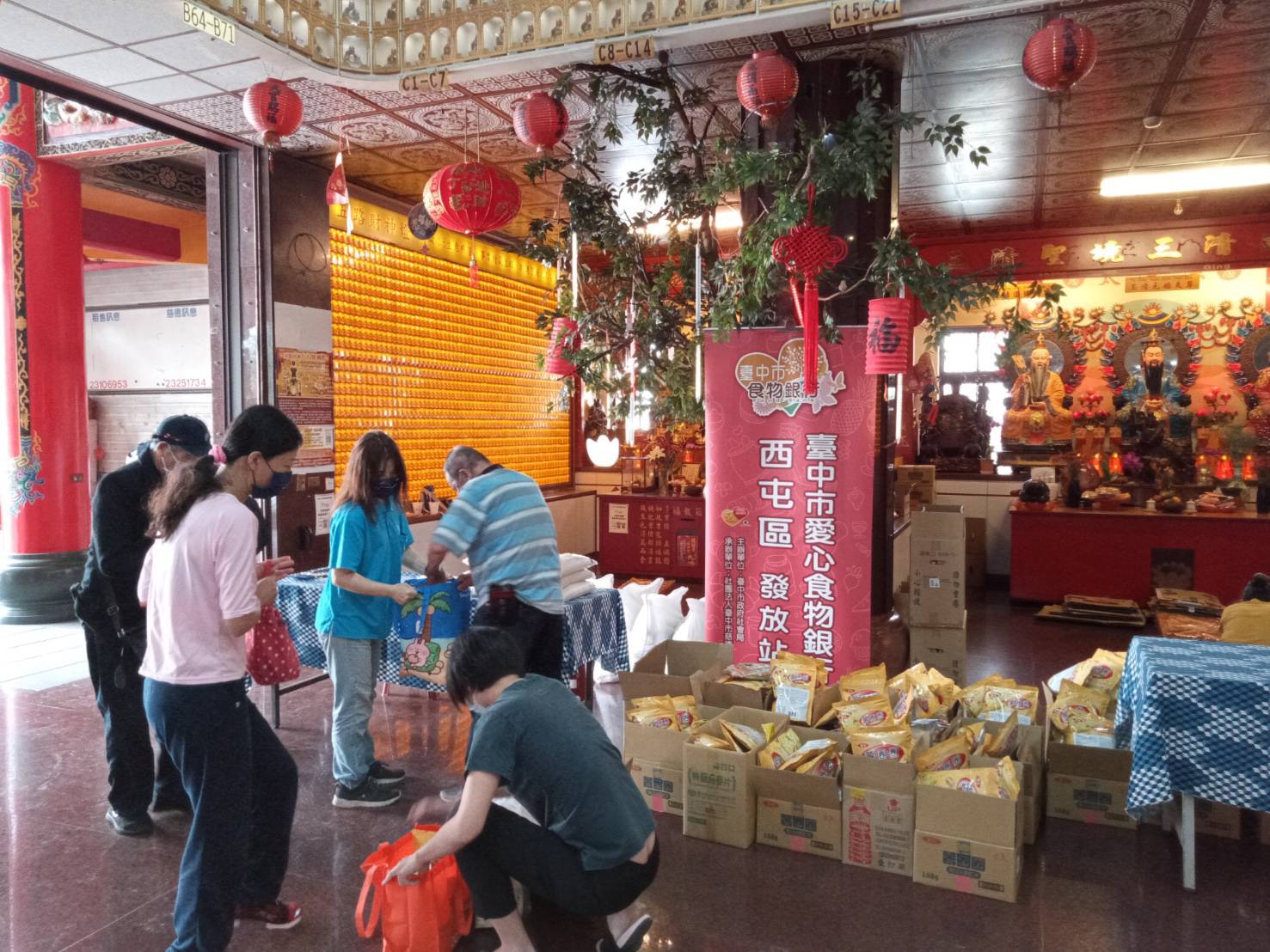 手作康乃馨　中市食物銀行發放日溫馨傳情 - https://www.watchmedia01.com