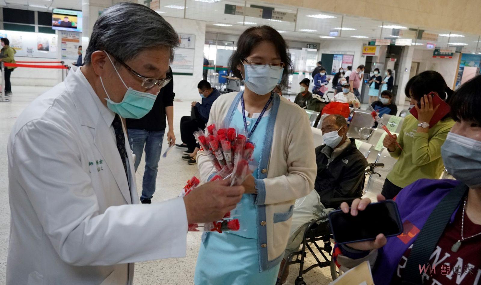 影／媽祖醫院慶母親節-真馨為妳　為醫護母女檔溫馨獻花祝福 - https://www.watchmedia01.com