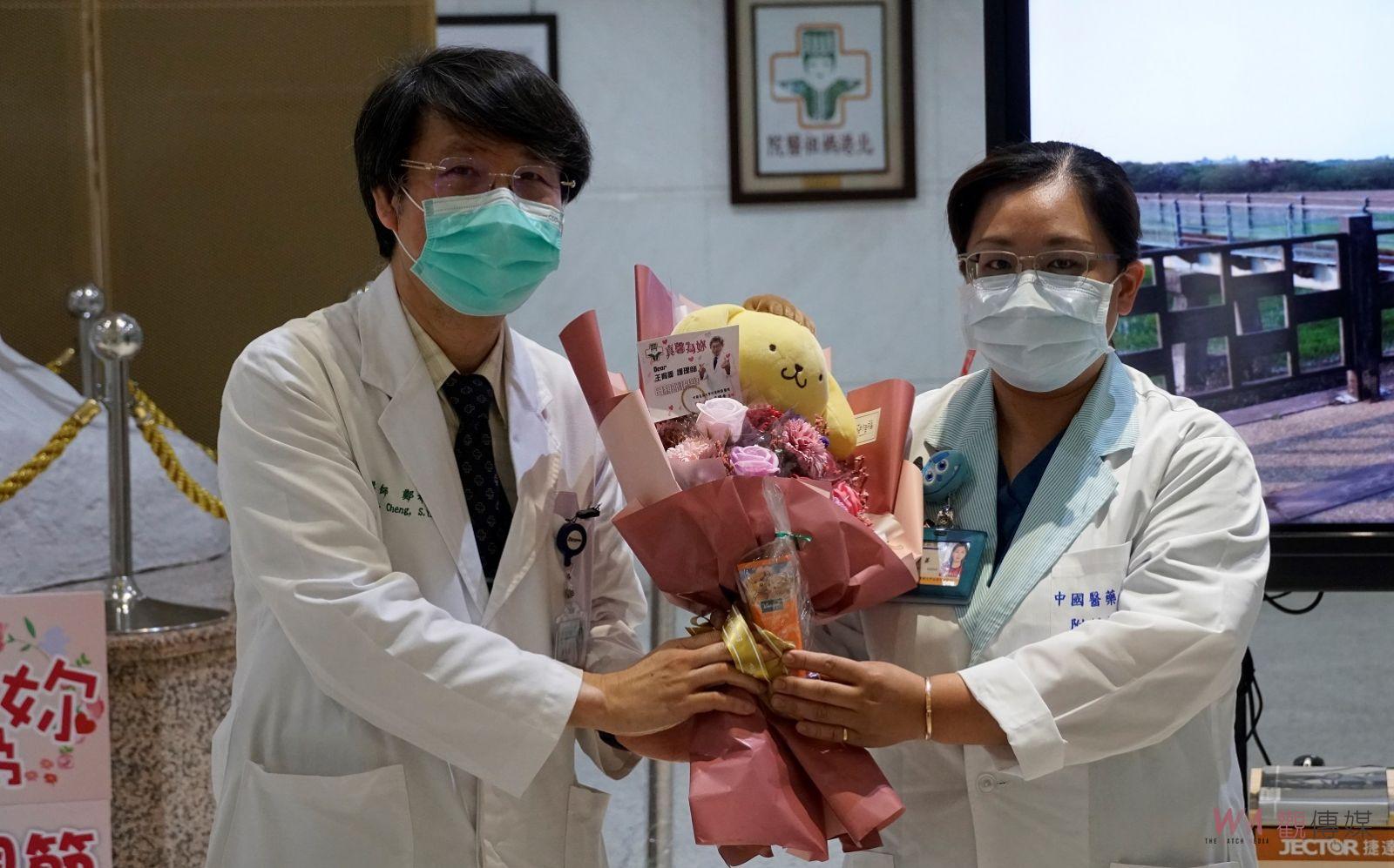 影／媽祖醫院慶母親節-真馨為妳　為醫護母女檔溫馨獻花祝福 - https://www.watchmedia01.com