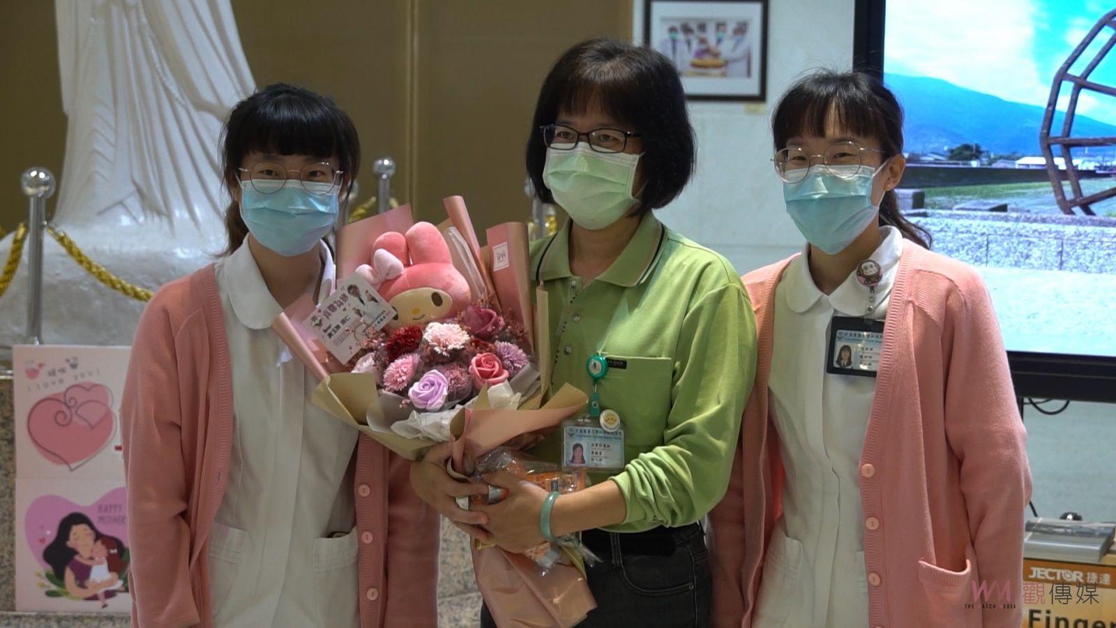 影／媽祖醫院慶母親節-真馨為妳　為醫護母女檔溫馨獻花祝福 - https://www.watchmedia01.com