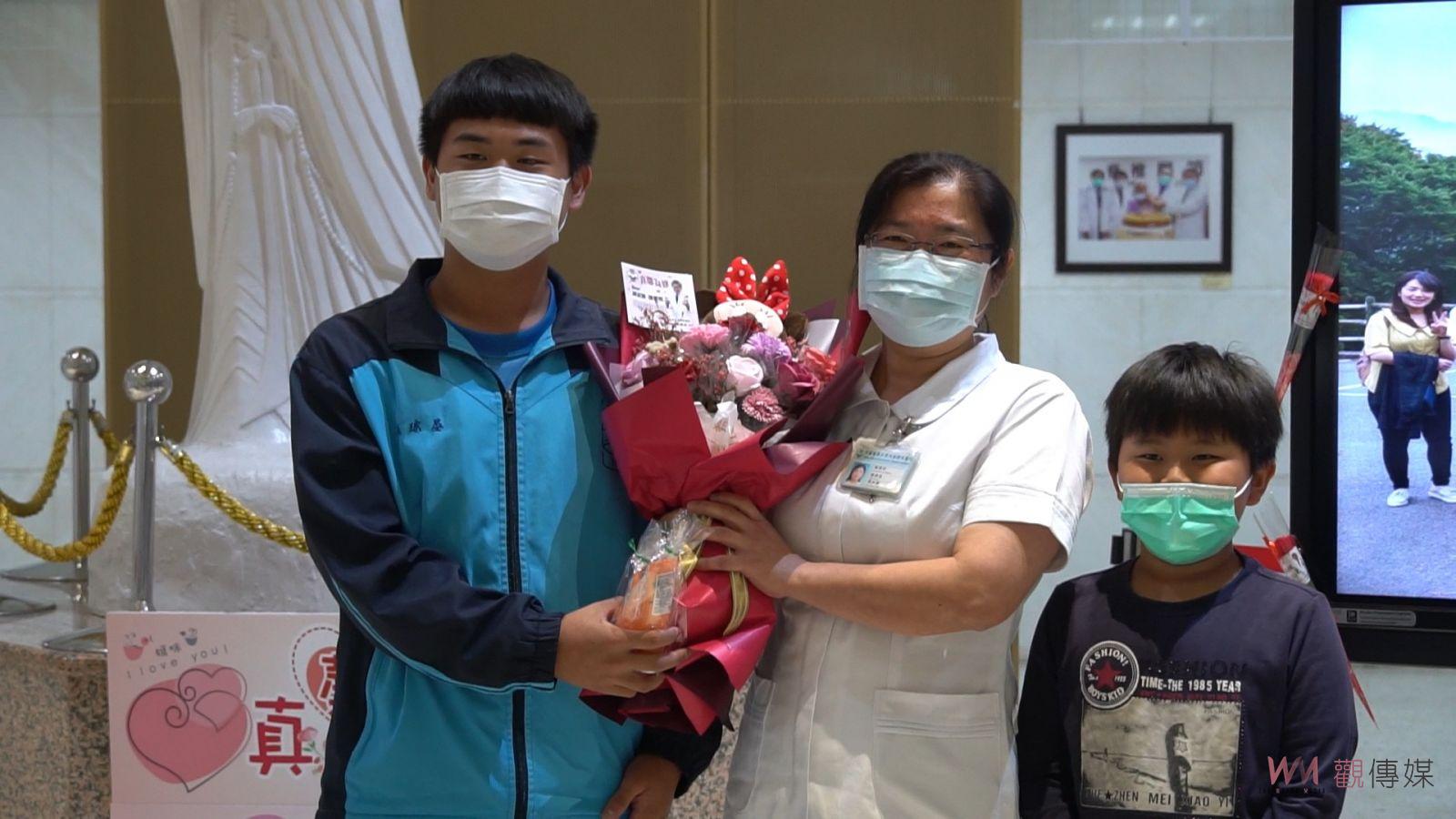 影／媽祖醫院慶母親節-真馨為妳　為醫護母女檔溫馨獻花祝福 - https://www.watchmedia01.com