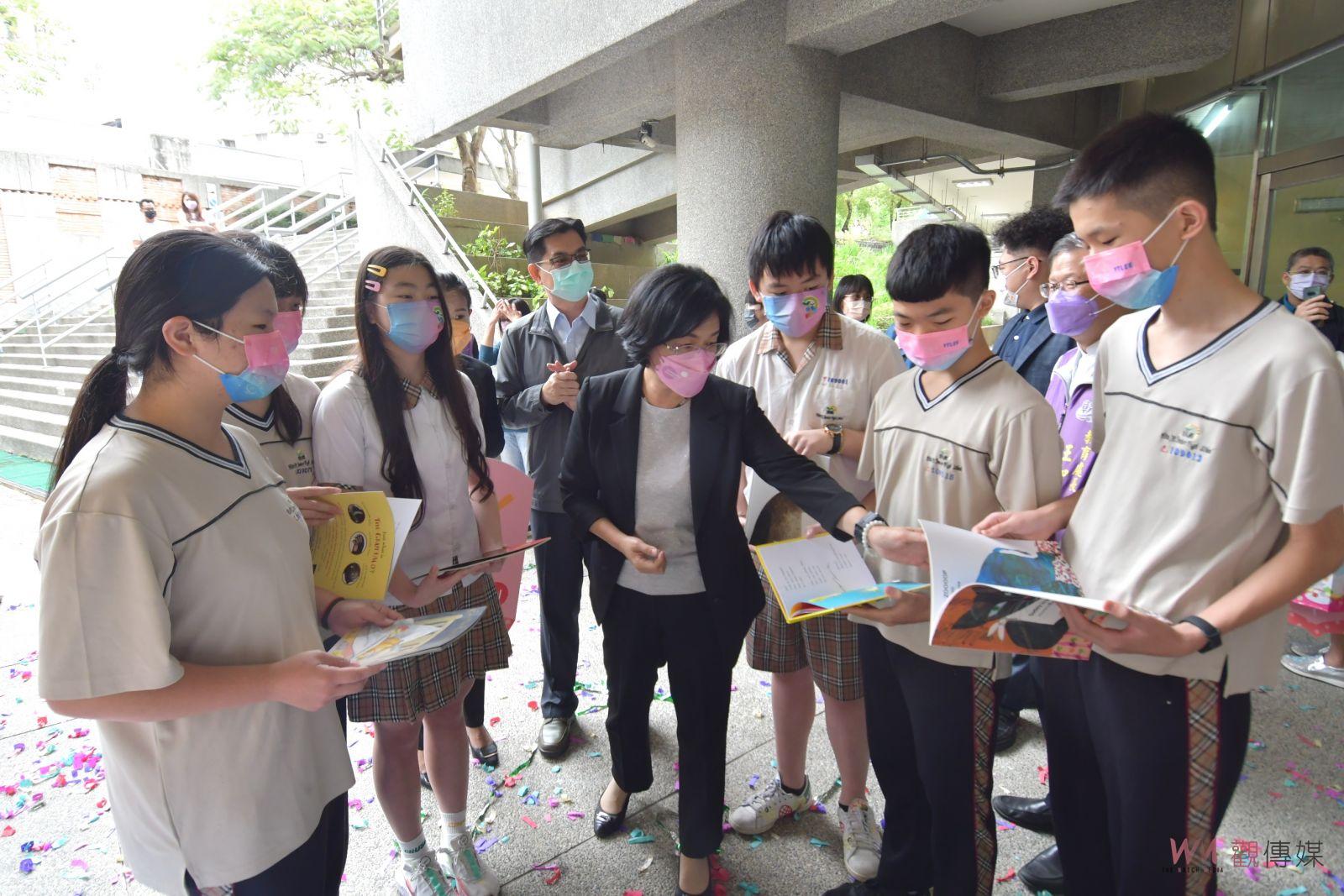 影／不再「菜」英文！彰化縣20座「英文愛的書庫」聯合揭牌　17校受惠 - https://www.watchmedia01.com