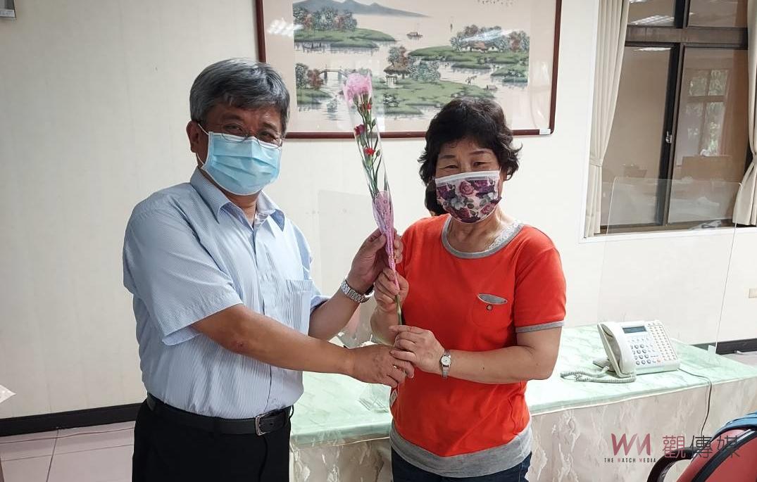 榮欣志工媽媽歡渡母親節　榮服處致送志工媽媽康乃馨 - https://www.watchmedia01.com