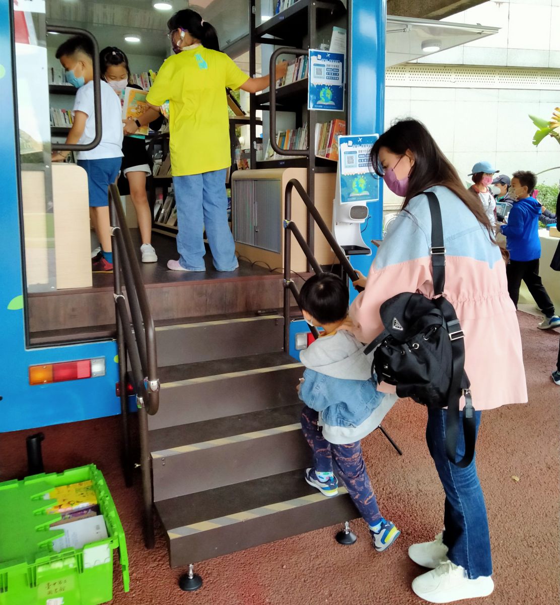 新型態閱讀 中市圖智慧綠能書車前進中央公園 - https://www.watchmedia01.com