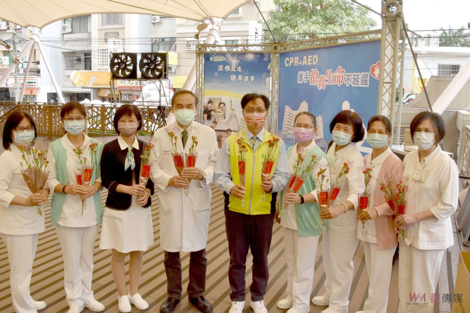 影／確診康復林世賢現身說法談防疫　贈康乃馨向醫護人員致意賀節 - https://www.watchmedia01.com