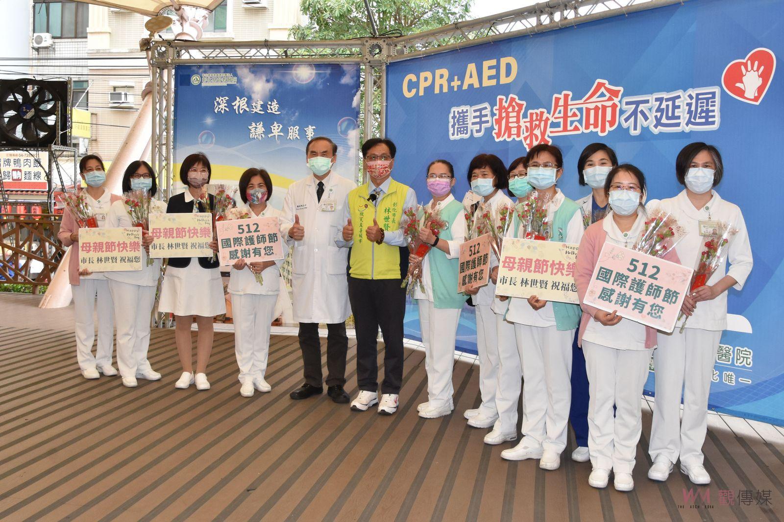 影／確診康復林世賢現身說法談防疫　贈康乃馨向醫護人員致意賀節 - https://www.watchmedia01.com