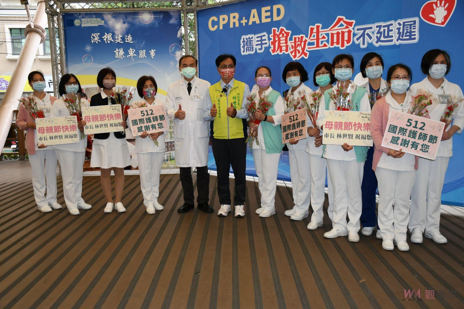 影／確診康復林世賢現身說法談防疫　贈康乃馨向醫護人員致意賀節 - https://www.watchmedia01.com