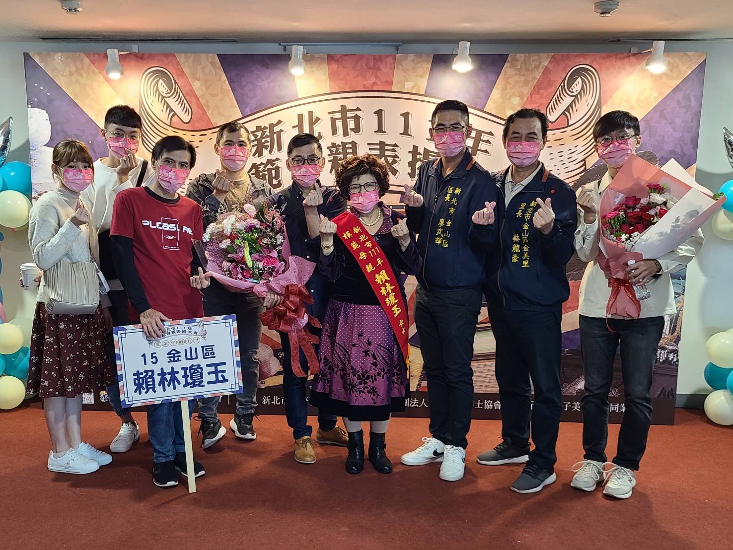 防疫不群聚！金山區長到府表揚模範母親　杜鵑花環獻祝福 - https://www.watchmedia01.com