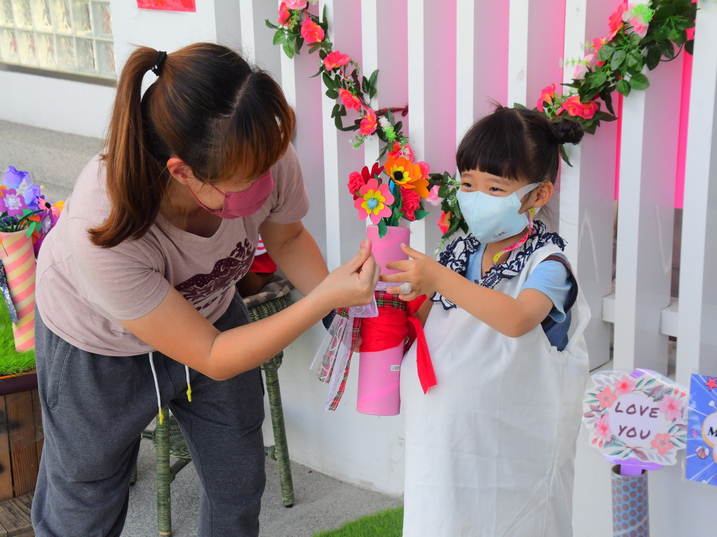 明倫非營利幼兒園慶祝母親節 小朋友體驗肚子有Baby的感覺 - https://www.watchmedia01.com