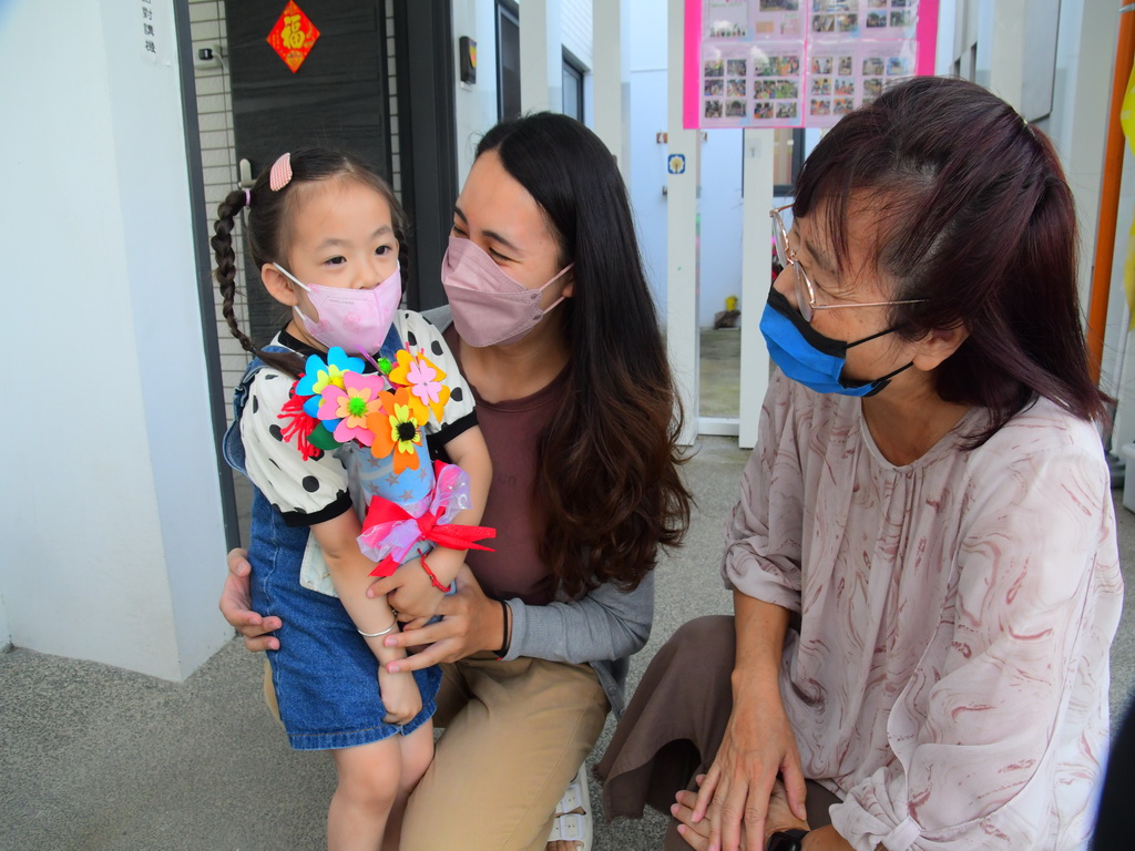 明倫非營利幼兒園慶祝母親節 小朋友體驗肚子有Baby的感覺 - https://www.watchmedia01.com