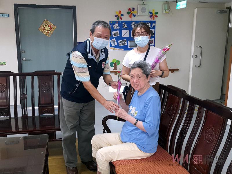 母親節前夕　史浩誠致贈康乃馨　彰化榮家傳遞母親節溫馨祝福情 - https://www.watchmedia01.com